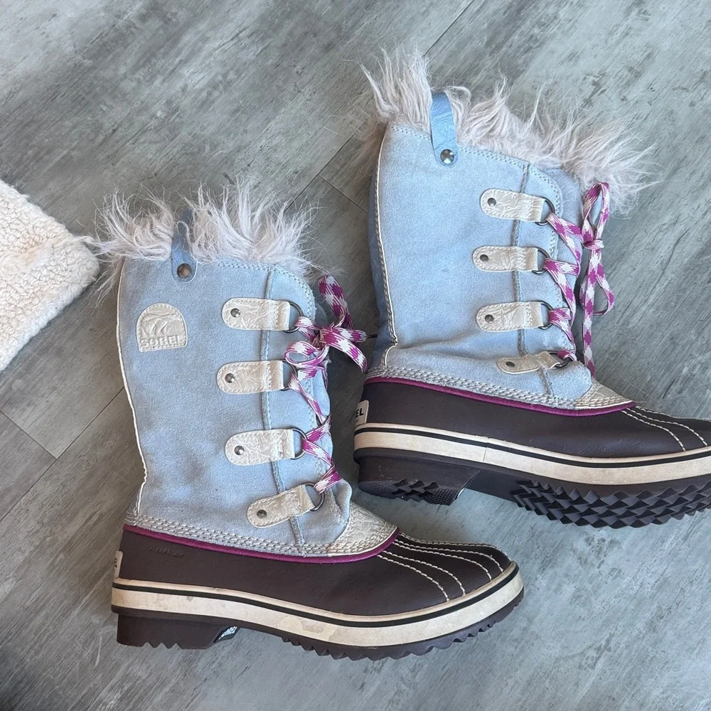 Sorel Blue and Brown Fur-Lined Boots with Pink Laces - Picture 2 of 5